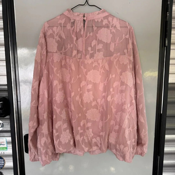Torrid ladies flowy blouse in a dusty pink shade with floral pattern. Size 3X - Picture 4 of 5